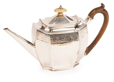 Lot 132 - A George III silver tea pot, London 1799, John...