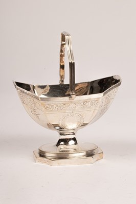 Lot 136 - A George III silver sugar basin, Henry Chawner,...