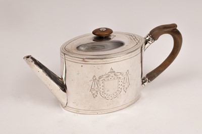 Lot 200 - A George III silver teapot, Robert Hennell,...