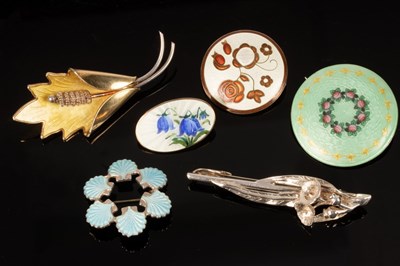 Lot 9 - Six assorted brooches to include a Norwegian...