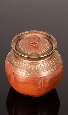 Lot 187 - Rueben Batterham (Contemporary), a lidded...