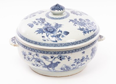 Lot 629 - A blue and white circular tureen and cover,...