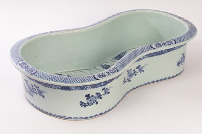 Lot 675 - A Chinese blue and white porcelain washing...