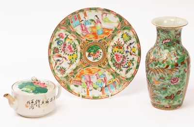 Lot 695 - Three Chinese porcelain items, 19/20th Century,...