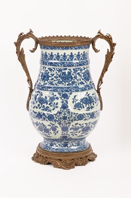 Lot 723 - A Chinese blue and white vase, Daqing Qianlong...