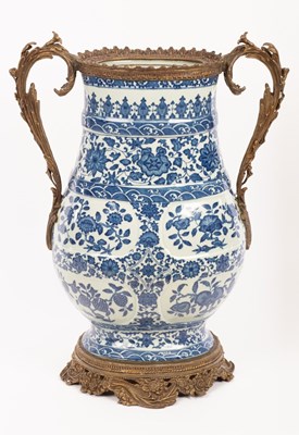 Lot 723 - A Chinese blue and white vase, Daqing Qianlong...