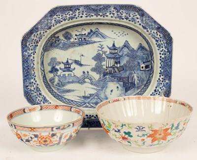 Lot 728 - Three Chinese porcelain items, Qing, the blue...