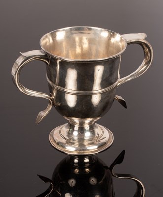 Lot 62 - A George III silver loving cup, John Deacon,...