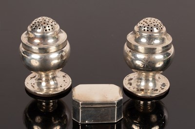 Lot 99 - A George III silver nutmeg grater, Thomas...