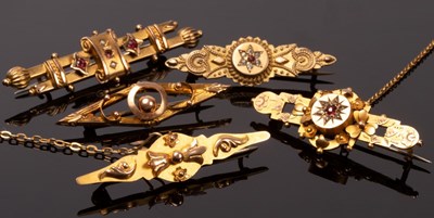 Lot 162 - Five late Victorian/Edwardian bar brooches set...