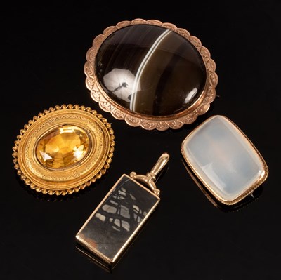 Lot 167 - A Victorian banded agate brooch framed in 9ct...