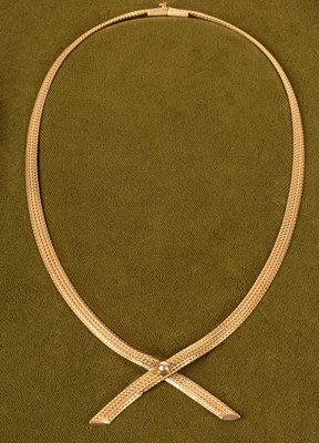 Lot 168 - A 9ct gold articulated necklace with central...