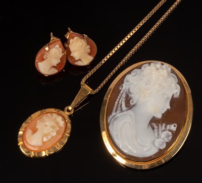 Lot 182 - A shell cameo brooch depicting a lady in...