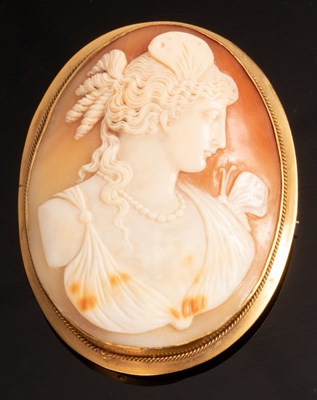 Lot 201 - An oval shell cameo brooch depicting Psyche...