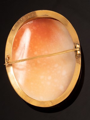 Lot 201 - An oval shell cameo brooch depicting Psyche...
