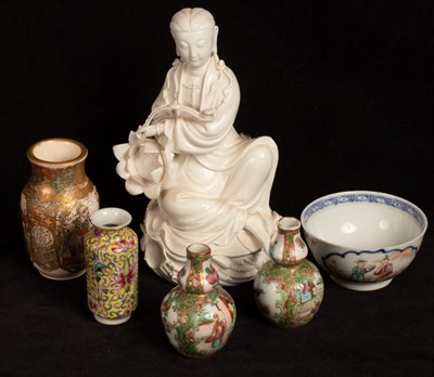 Lot 494 - A small quantity of Oriental ceramics...