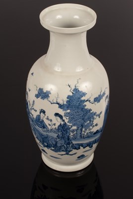 Lot 976 - A Chinese blue and white baluster vase, 20th...