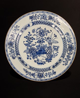 Lot 1016 - A Chinese blue and white charger, Qianlong,...