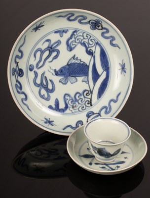 Lot 1023 - A Chinese blue and white saucer dish, 17th...