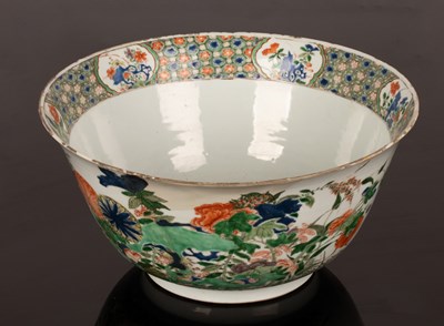 Lot 1026 - A Qianlong bowl decorated enamelled figures in...