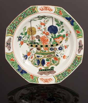 Lot 1074 - A 17th Century octagonal famille verte plate,...