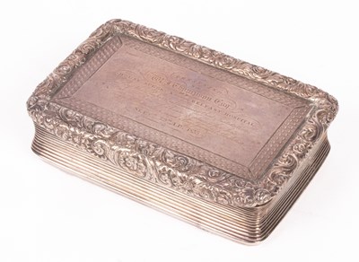 Lot 142 - A George III silver snuff box