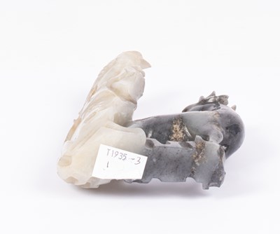 Lot 22 - A Chinese jade carving of a parrot