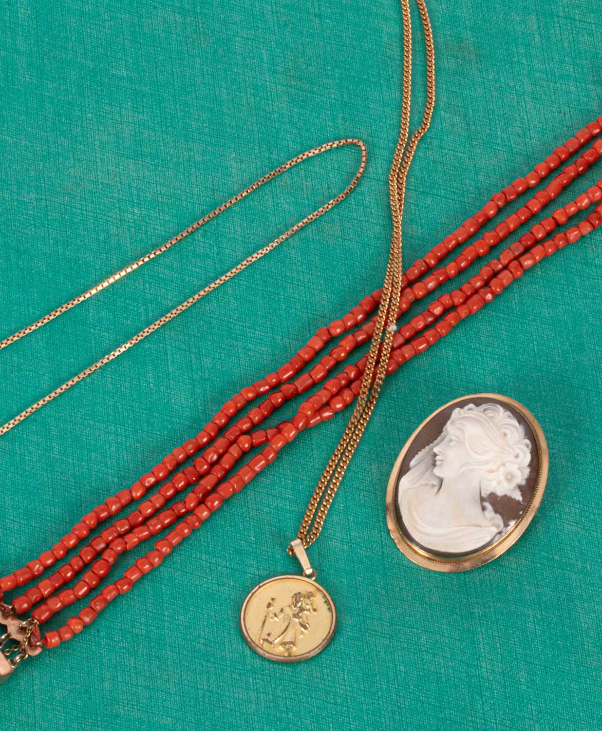 Lot 88 - Two 9ct gold chain necklaces