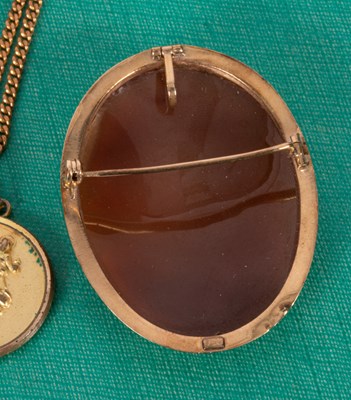 Lot 88 - Two 9ct gold chain necklaces