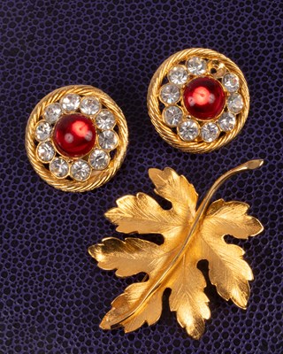 Lot 117 - A pair of costume jewellery earrings