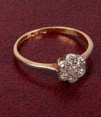 Lot 56 - A diamond flowerhead cluster ring