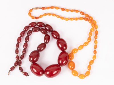 Lot 96 - A yellow amber necklace of graduated oval beads