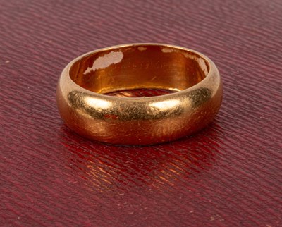 Lot 90 - A 22ct yellow gold wedding band