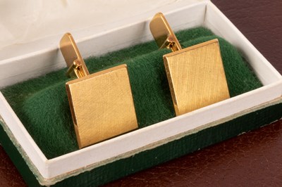 Lot 83 - A pair of 18ct gold cufflinks