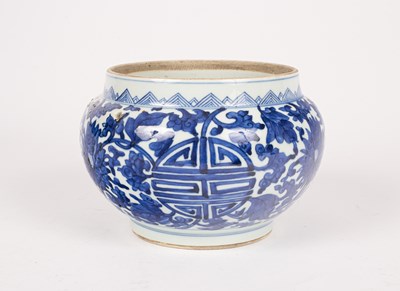 Lot 61 - A Chinese blue and white potiche