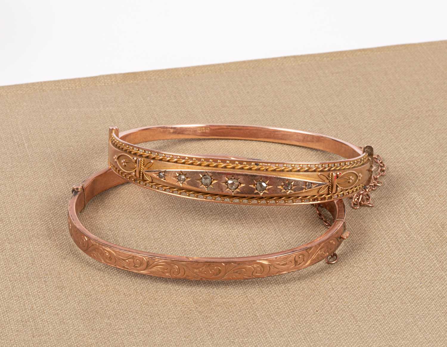 Lot 100 - An Edwardian 9ct gold hinged bangle