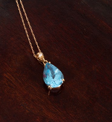 Lot 106 - A pear-shaped blue topaz pendant