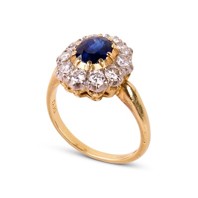 Lot 231 - An 18ct yellow gold sapphire and diamond cluster ring