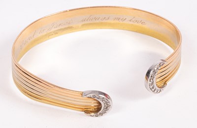 Lot 107 - A tri-colour 18ct gold bangle