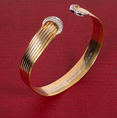 Lot 107 - A tri-colour 18ct gold bangle