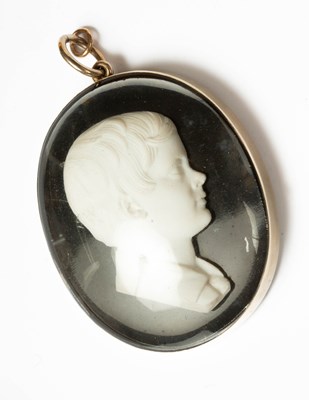 Lot 364 - An oval memorial cameo pendant