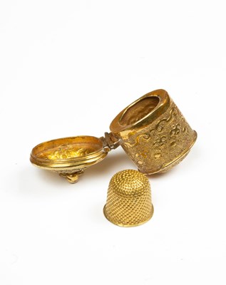 Lot 831 - A gilt metal thimble case and thimble for a chatelaine