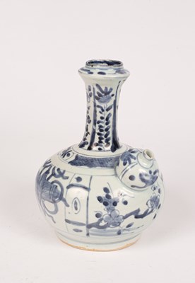 Lot 20 - A Chinese blue and white kraak porcelain kendi