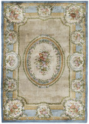 Lot 622 - A Savonnerie design carpet