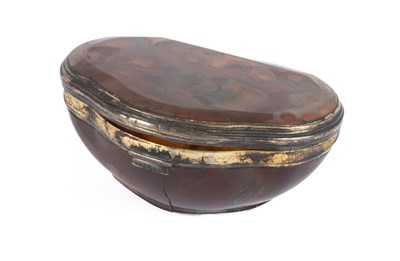 Lot 150 - A silver mounted agate oval snuff box