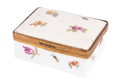 Lot 148 - A Meissen porcelain snuff box