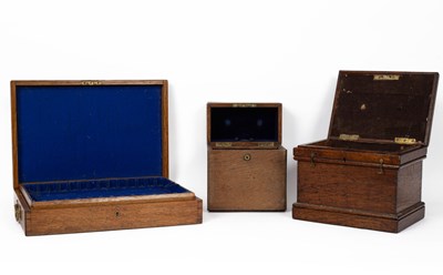 Lot 897 - An oak decanter box