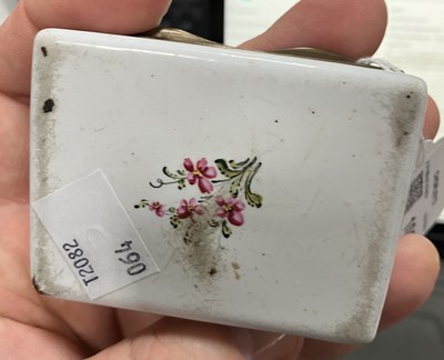 Lot 101 - A South Staffordshire enamel snuff box