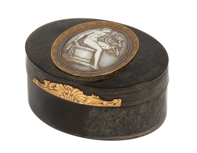 Lot 153 - A George III gold mounted polished horn snuff box