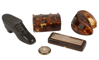 Lot 304 - A George III tortoiseshell pill box of heart form